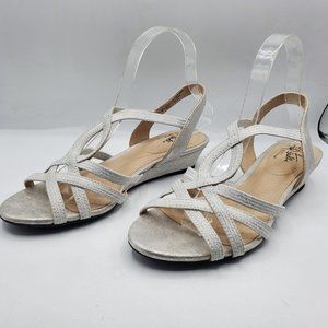 NWOT LIFE STRIDE YAYA METALLIC SILVER ELASTIC STRAP SANDALS